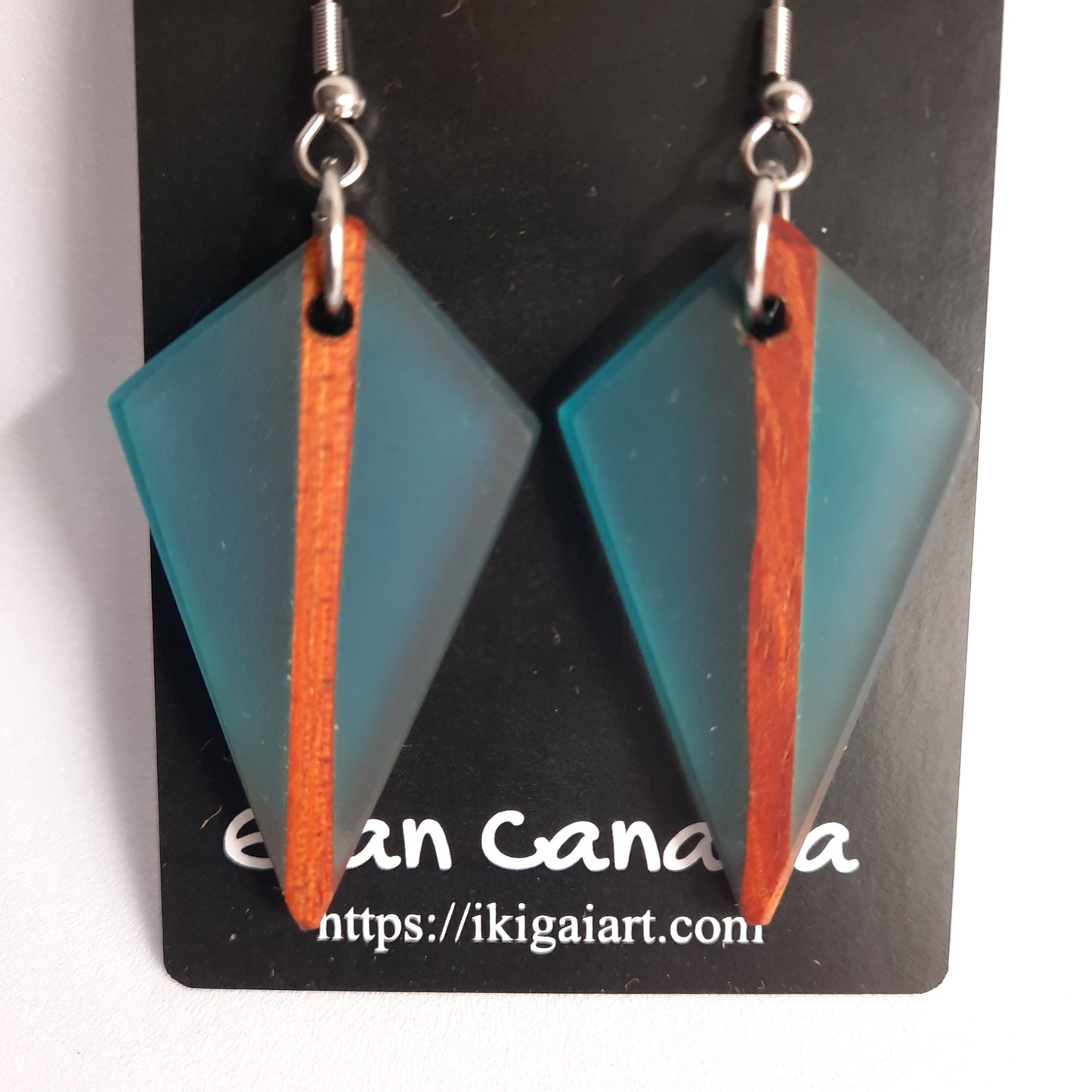 Pendientes Flecha Resina y Madera con Gancho azul