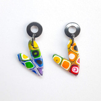 Pendientes Corazón Arcoíris con Base Negra