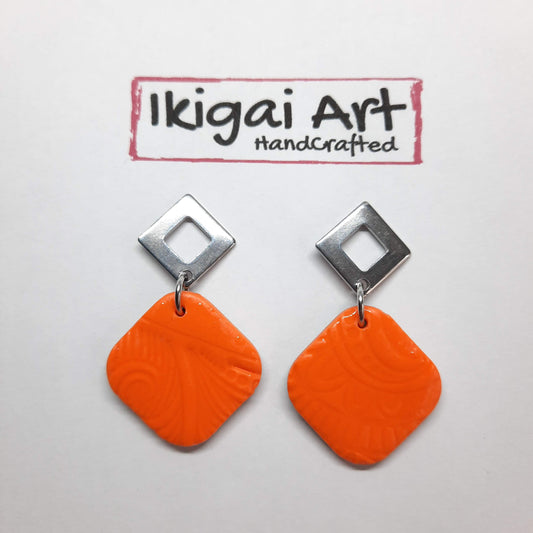 Pendientes Cuadrado Mediano Naranja con Base Acero