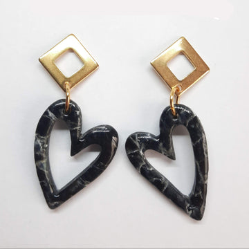 Pendientes Corazón Hueco Negro Mármol con Base Dorada