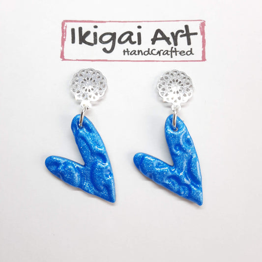 Kleine blaue Herzohrringe mit Stahlbasis