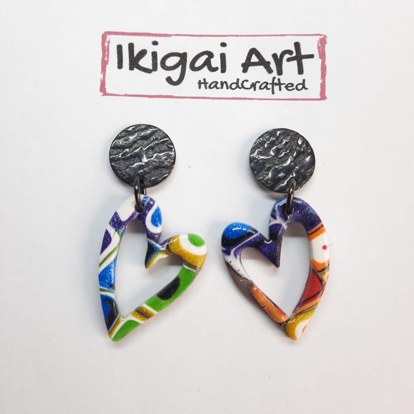 Pendientes Corazón Arcoíris con Base negra