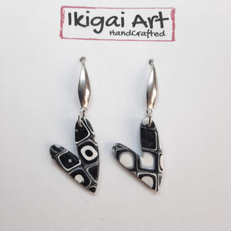 Pendientes Corazón Negro Blanco con Base Acero