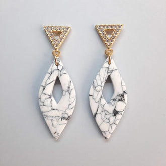 Pendientes Madrid Blanco Mármol con Base Dorada y Strass