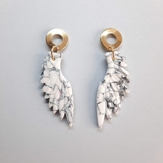 Pendientes Alas Blanco Mármol con Base Dorada