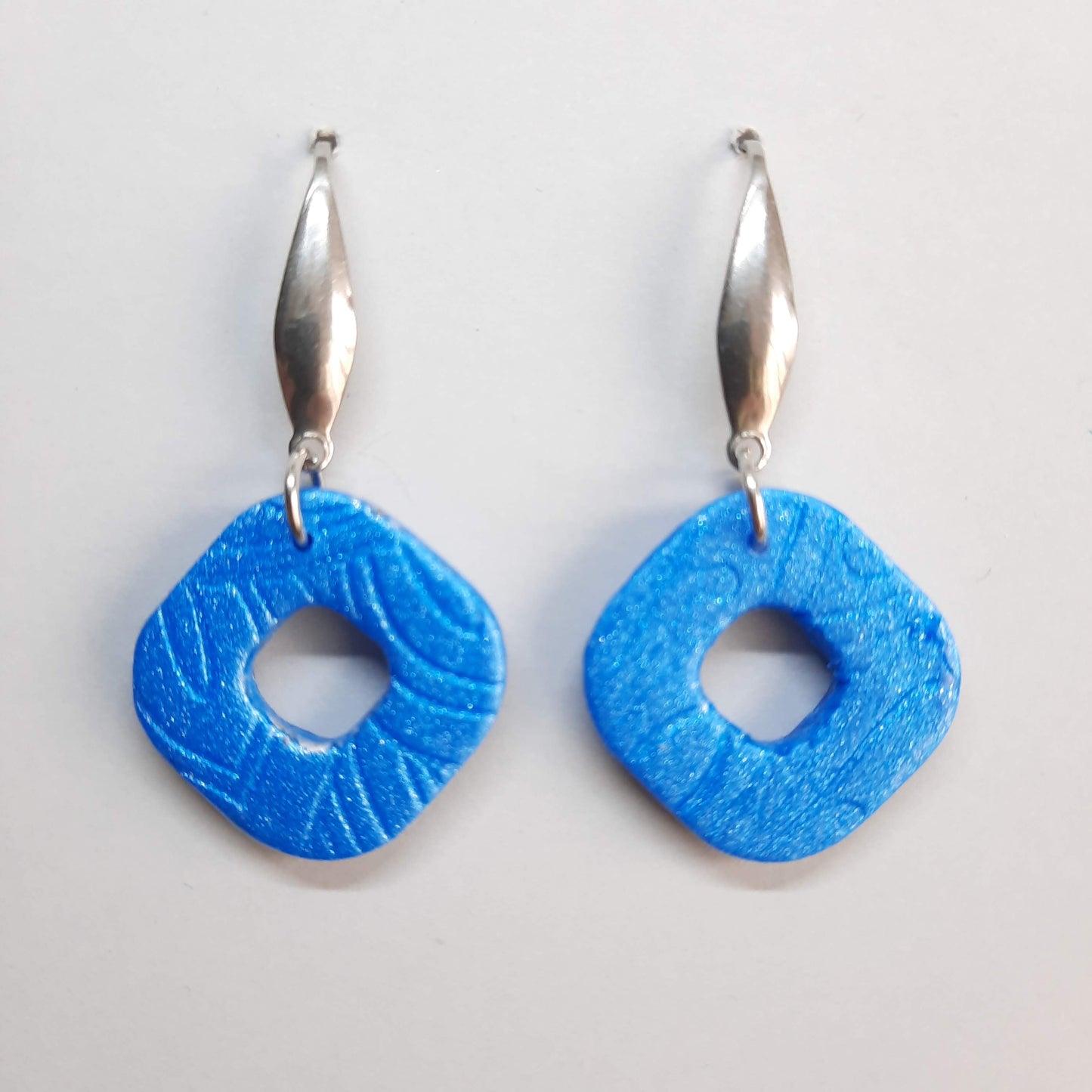 Pendientes Cuadrado Redondeado Azul con Base Acero