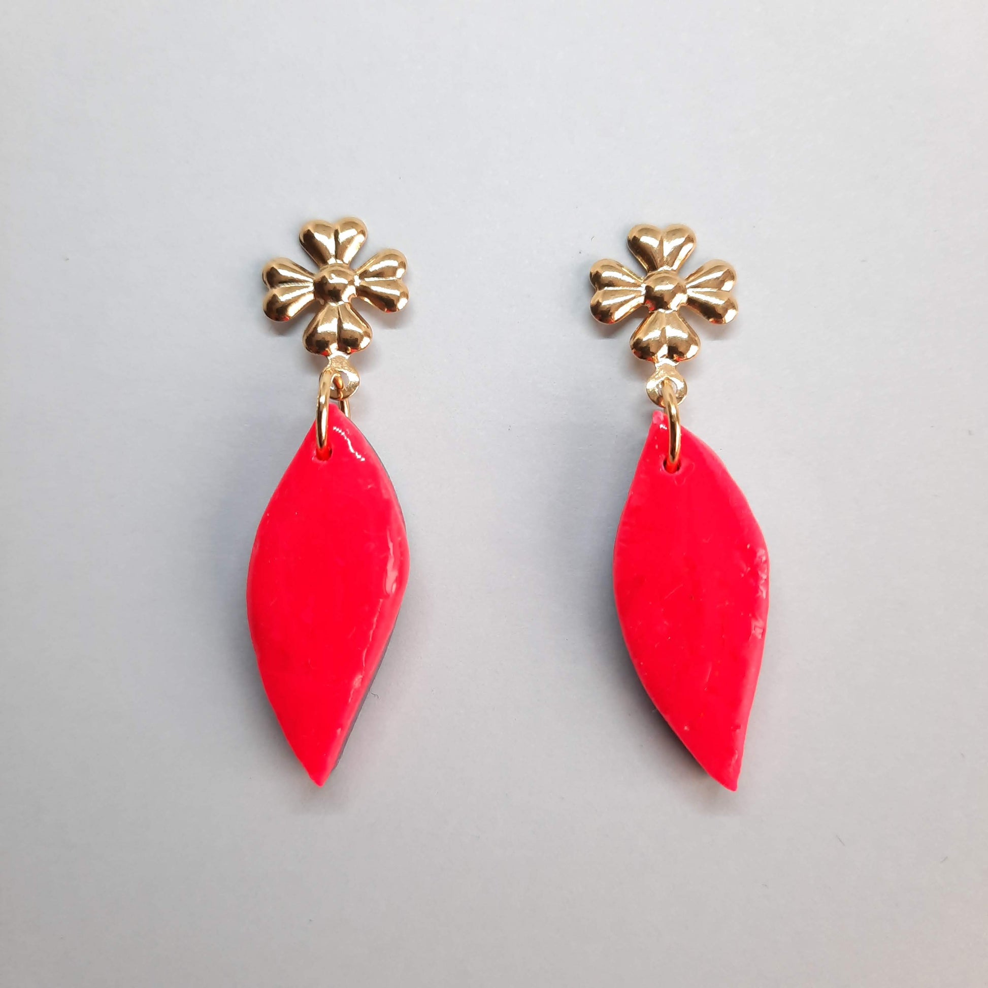 Pendientes Fantasy Rosa Neon con Base Dorada