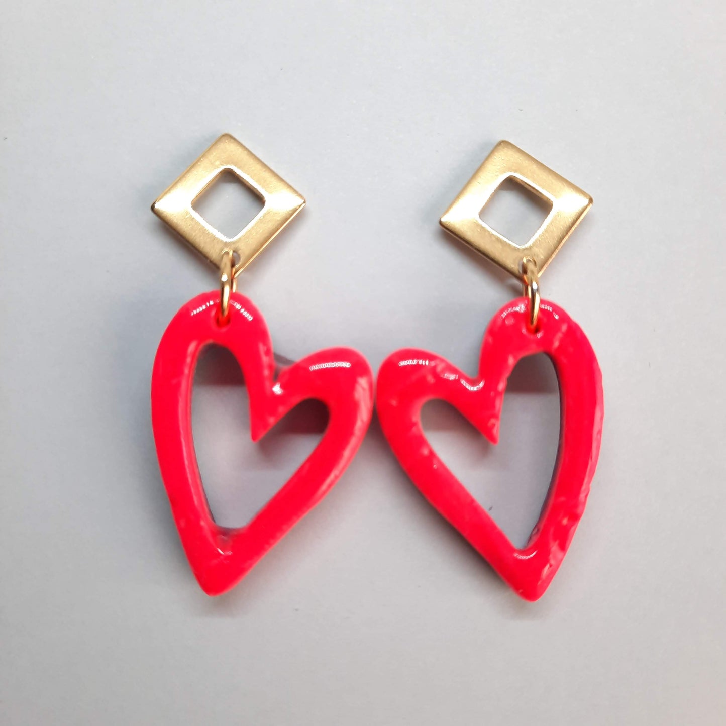 Pendientes Corazón Rosa Neon con Base Dorada