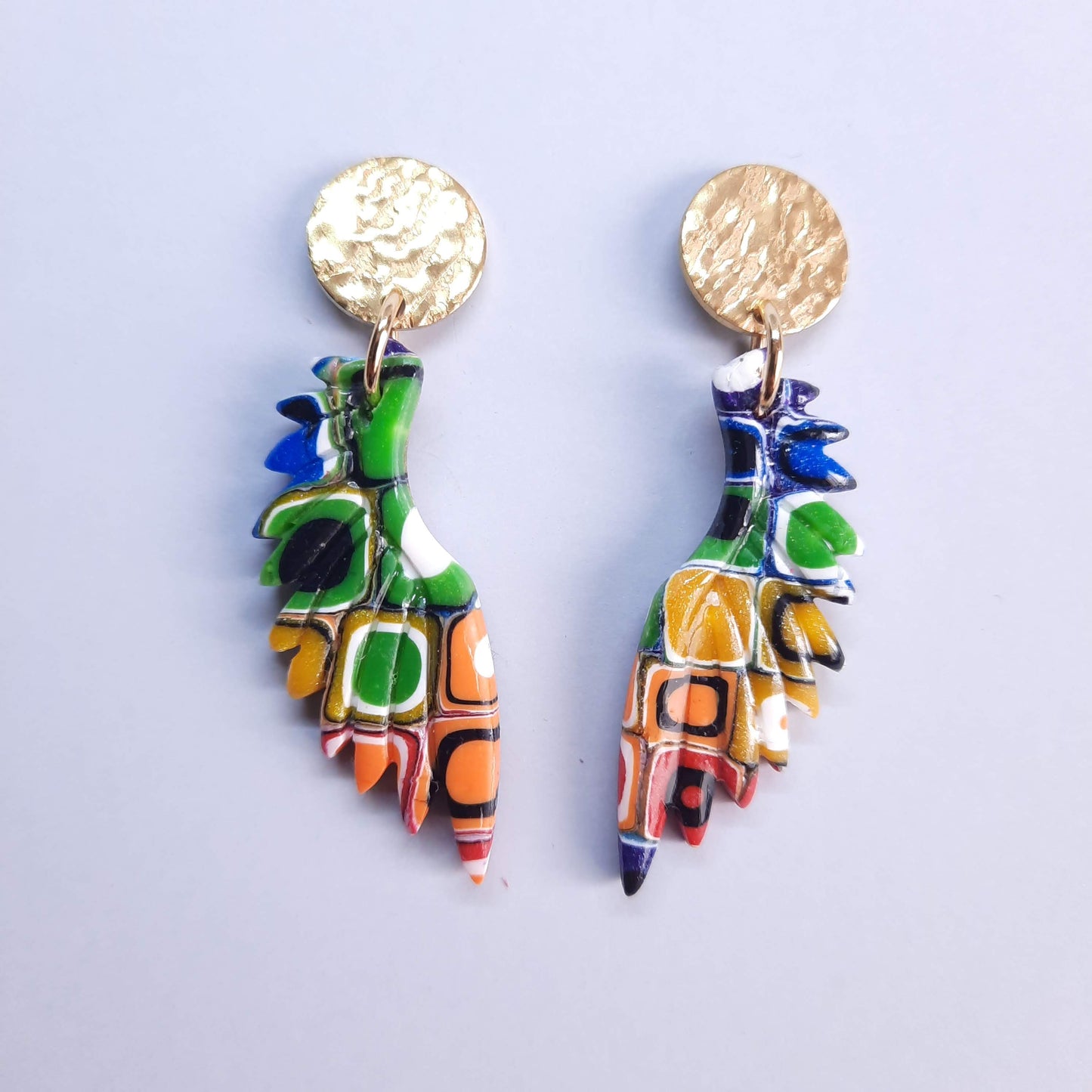 Pendientes Alas Arcoíris con Base Dorada