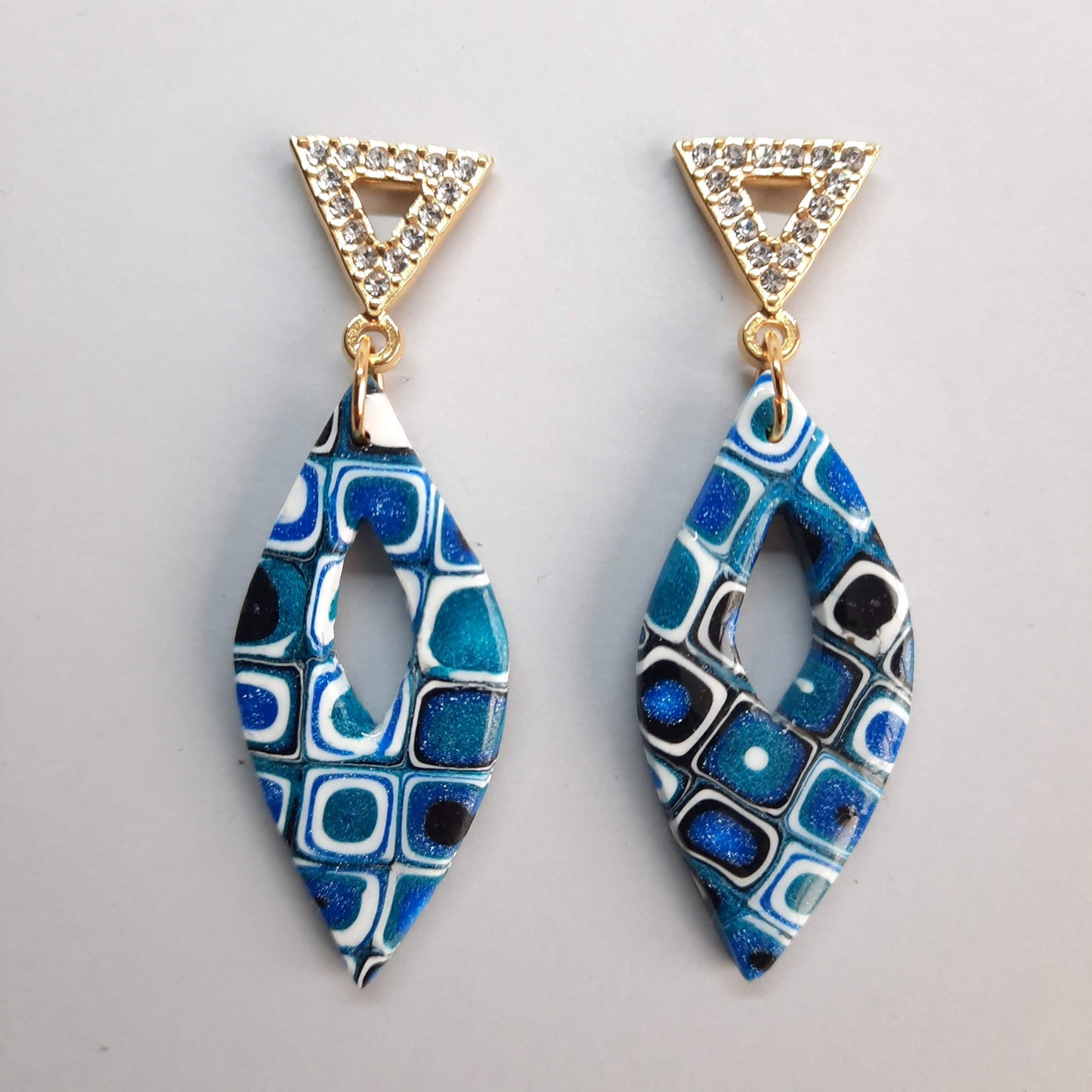 Pendientes Fantasy Pasión Azul con Base Dorada y Strass
