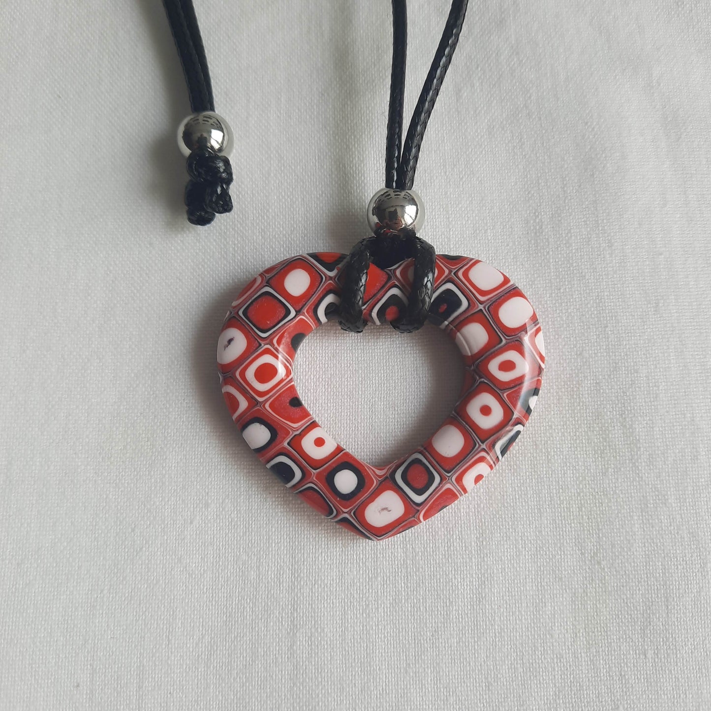 colgante corazon rojo blanco negro