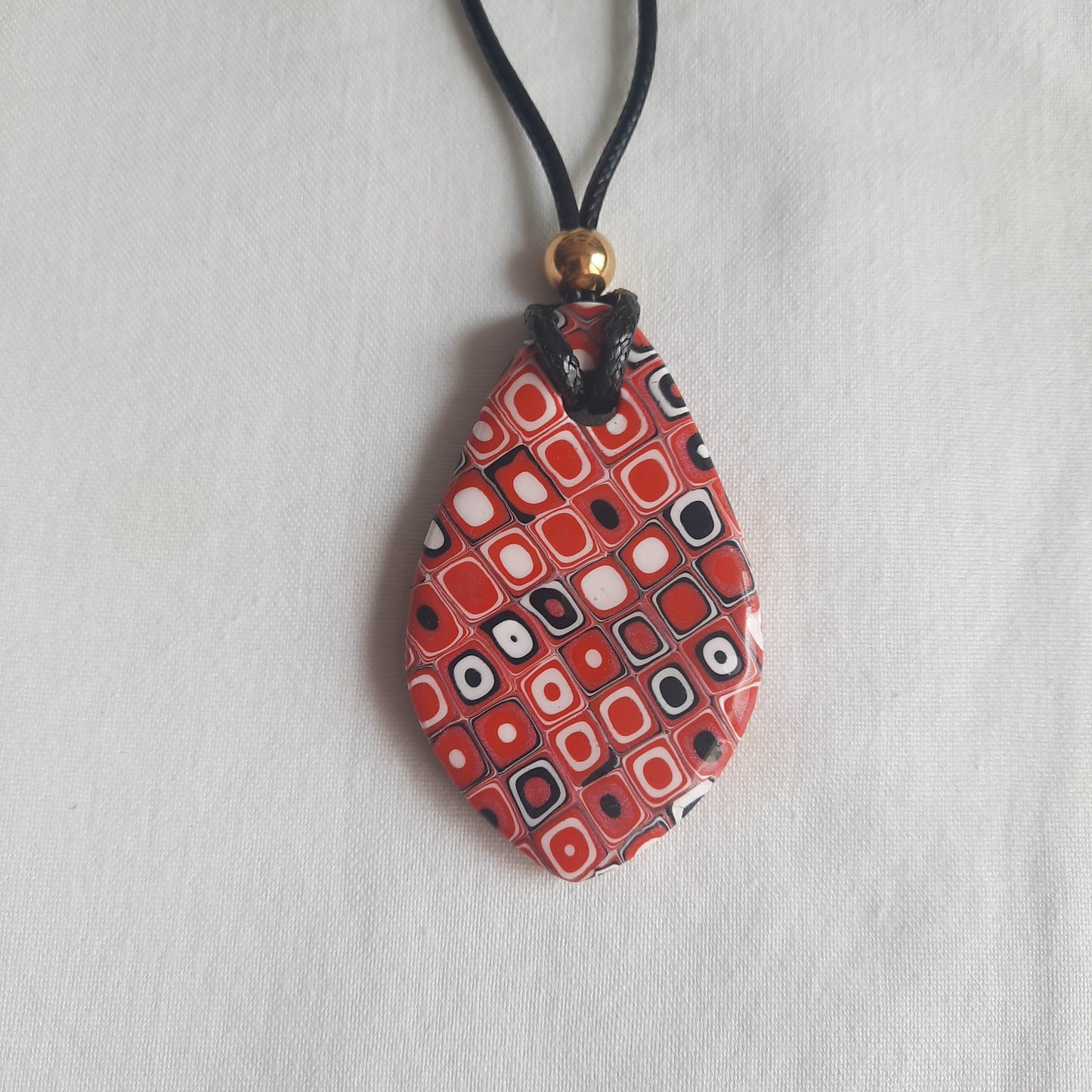colgante fantasy rojo blanco negro