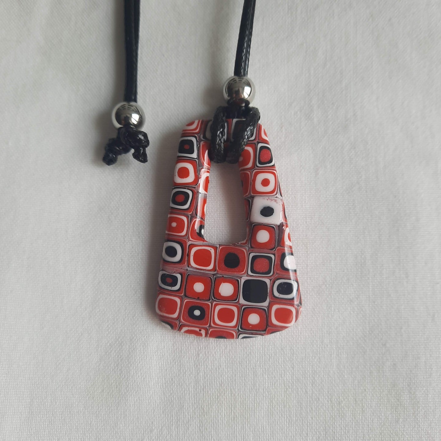 colgante fantasy rojo blanco negro