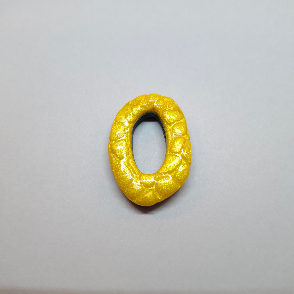 Halskette mit ovalem, gelbem Anhänger