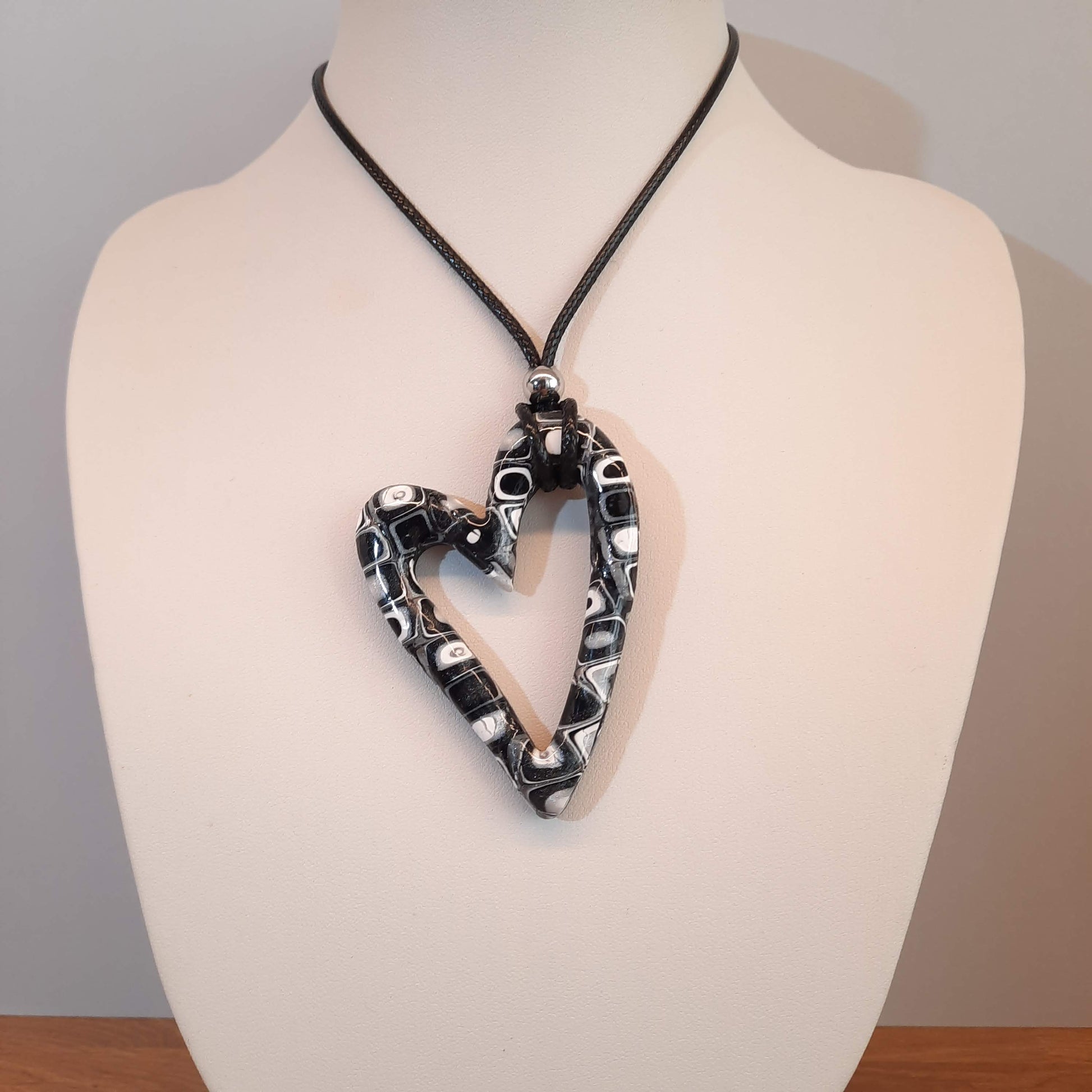 Colgante Corazón Hueco Grande Negro Blanco
