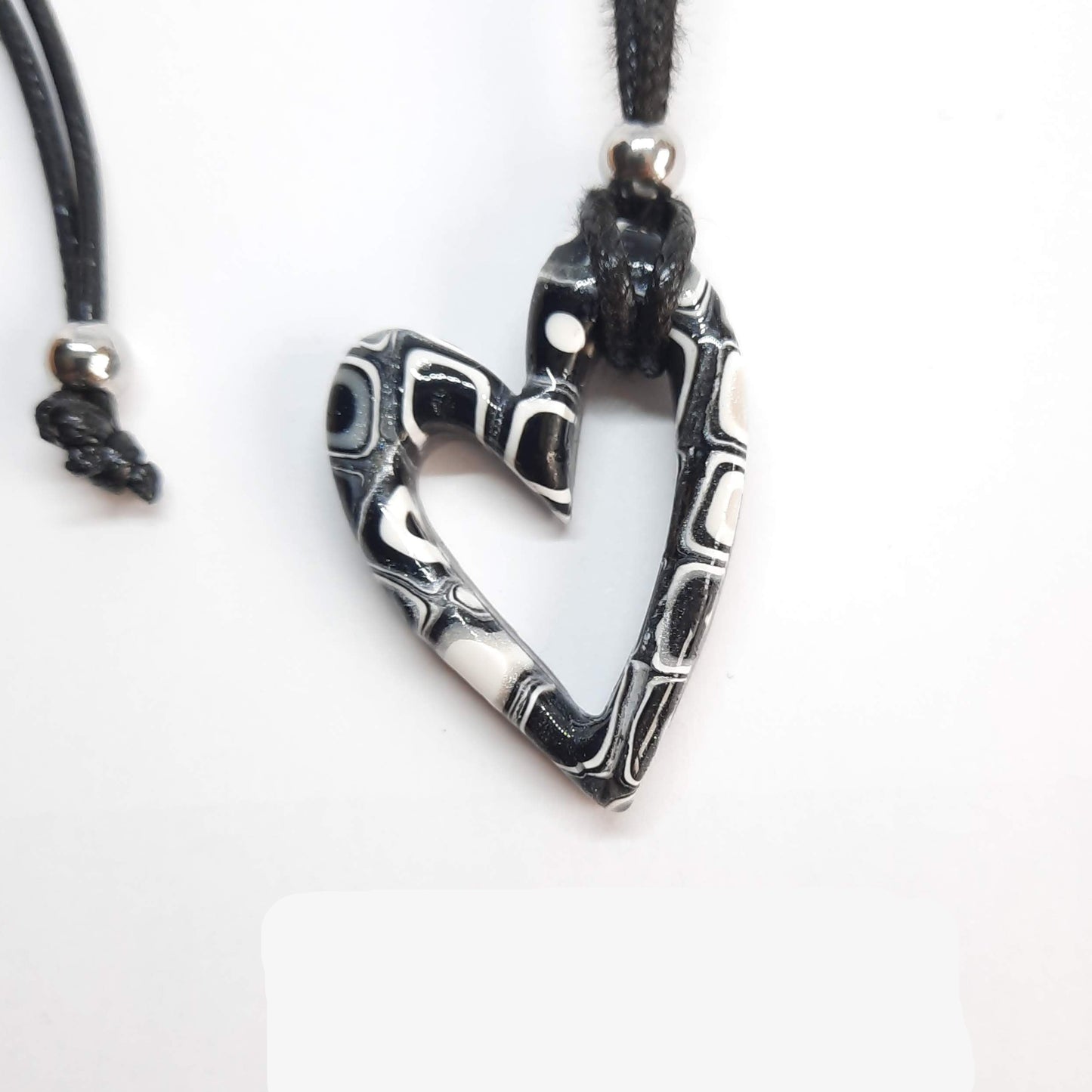 Colgante Corazón Hueco Pequeño Negro Blanco