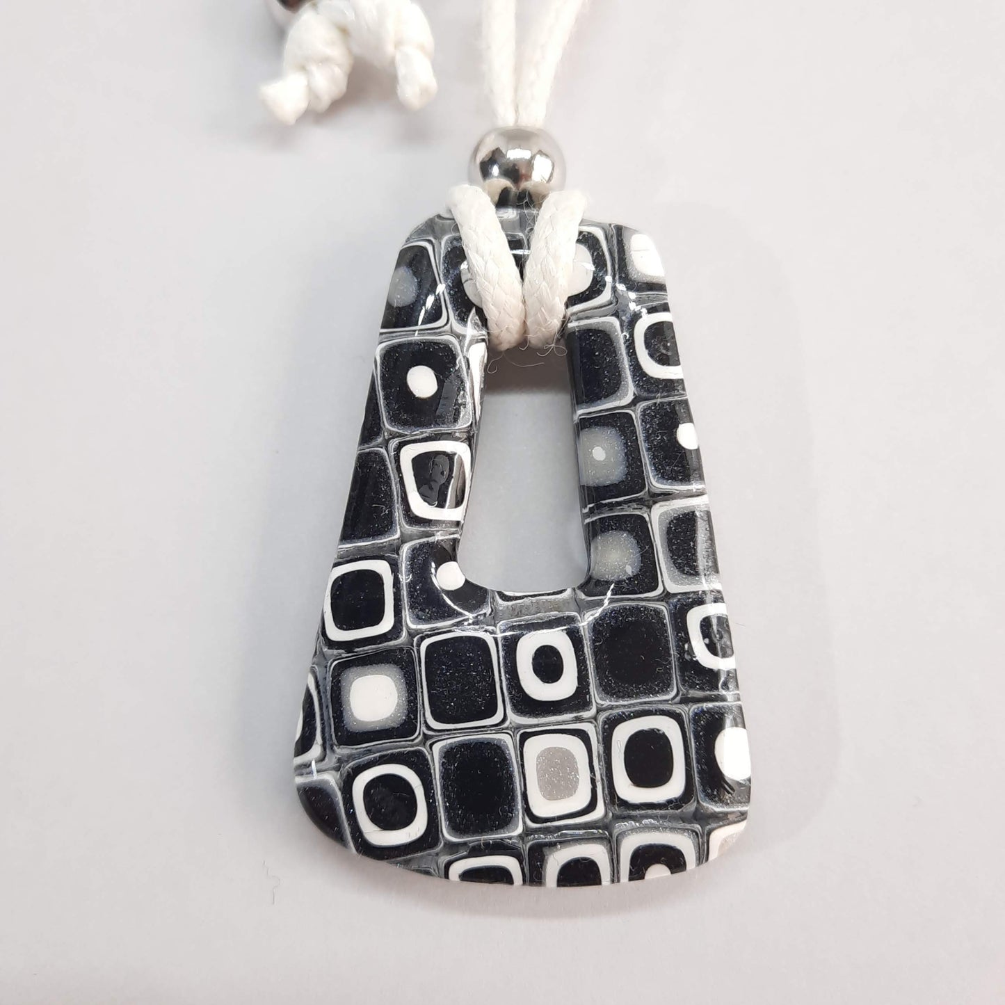 Colgante Trapecio Grande Negro Blanco