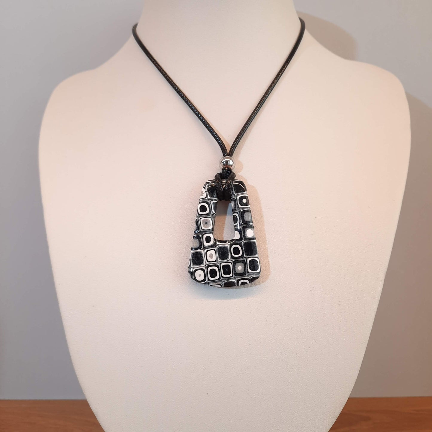 Colgante Trapecio Grande Negro Blanco