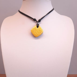 Gargantilla Con Colgante Cuadrado Amarillo