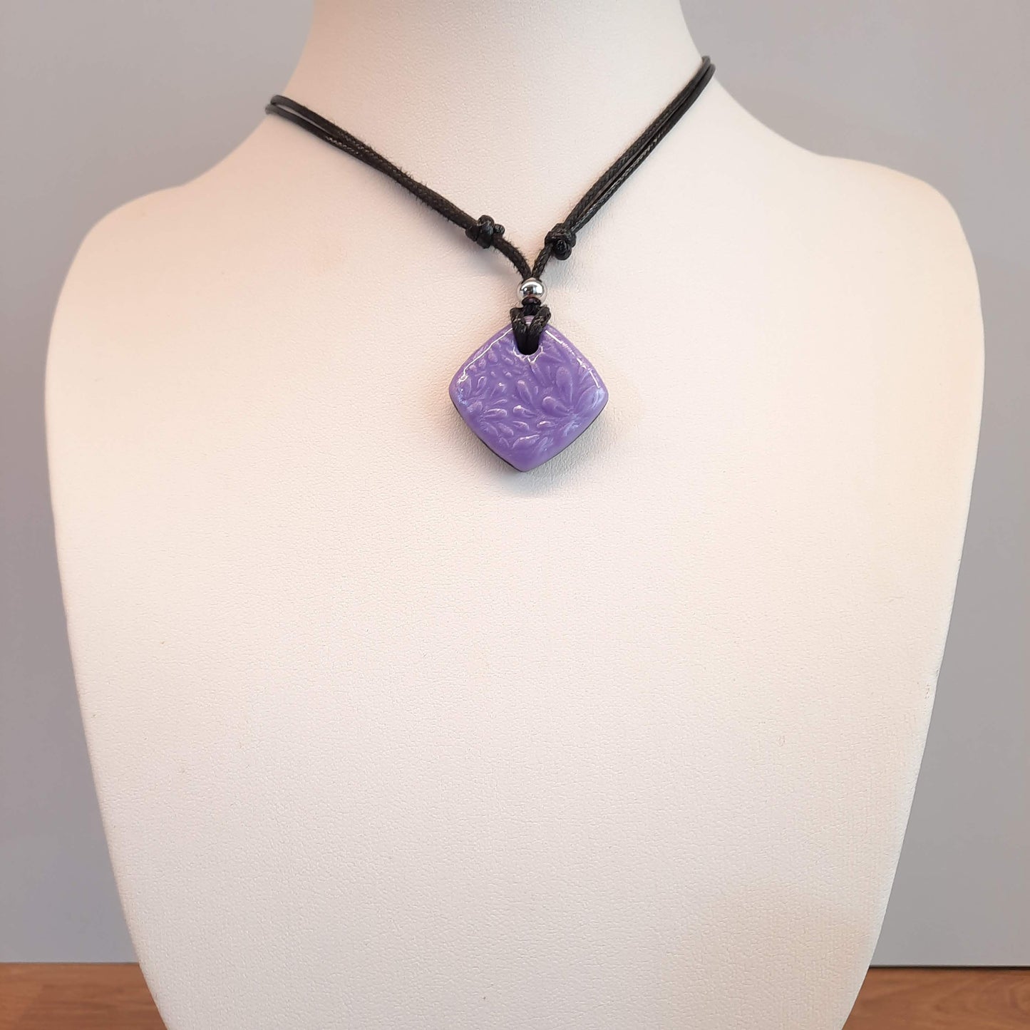 Gargantilla Con Colgante Cuadrado Lila