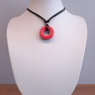 Gargantilla Con Colgante Donut Rojo