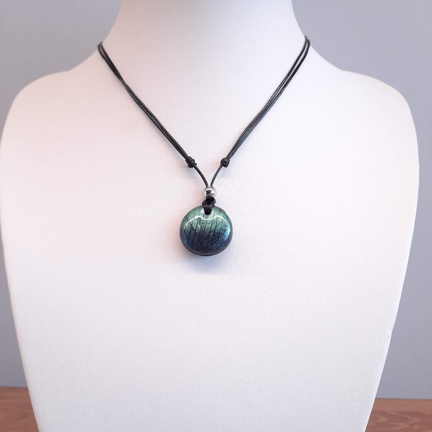 Gargantilla Con Colgante Redondo Pequeño Labradorita Azul