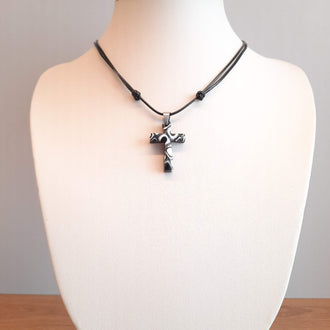 Gargantilla Con Colgante Cruz Negro Blanco