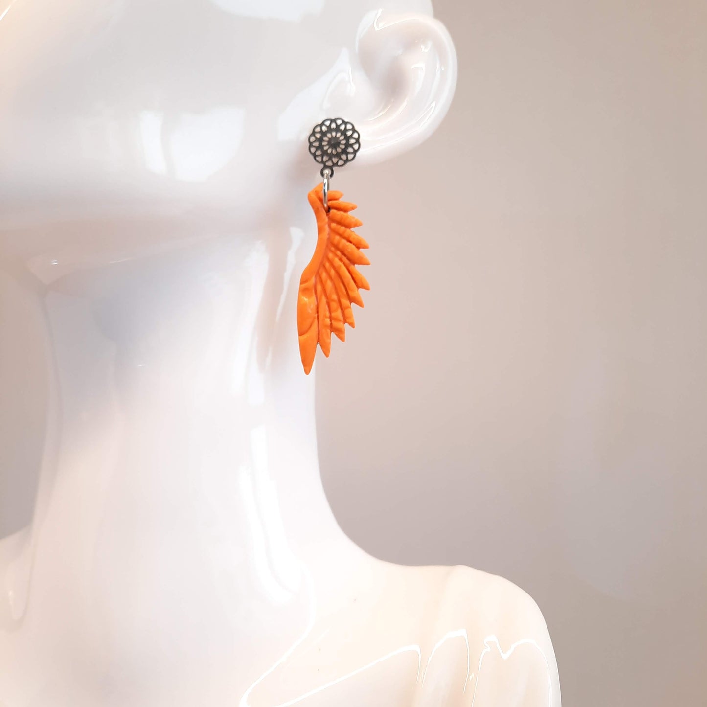 Pendientes Alas Naranja con Base Plateada
