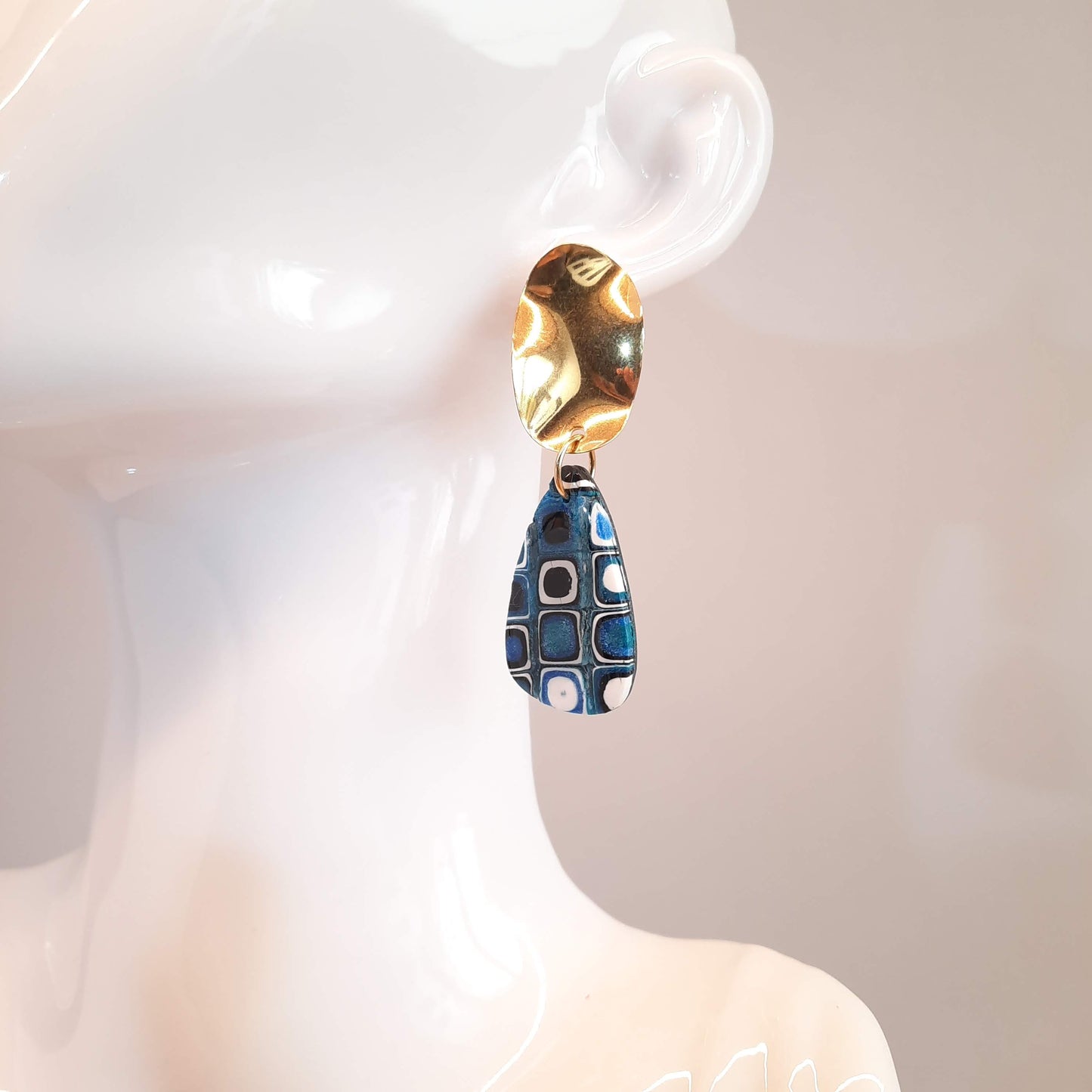 Pendientes Amor Pasión Azul Con Base Dorada