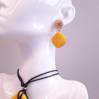 Pendientes Aura Grandes Amarillos con Base Dorada