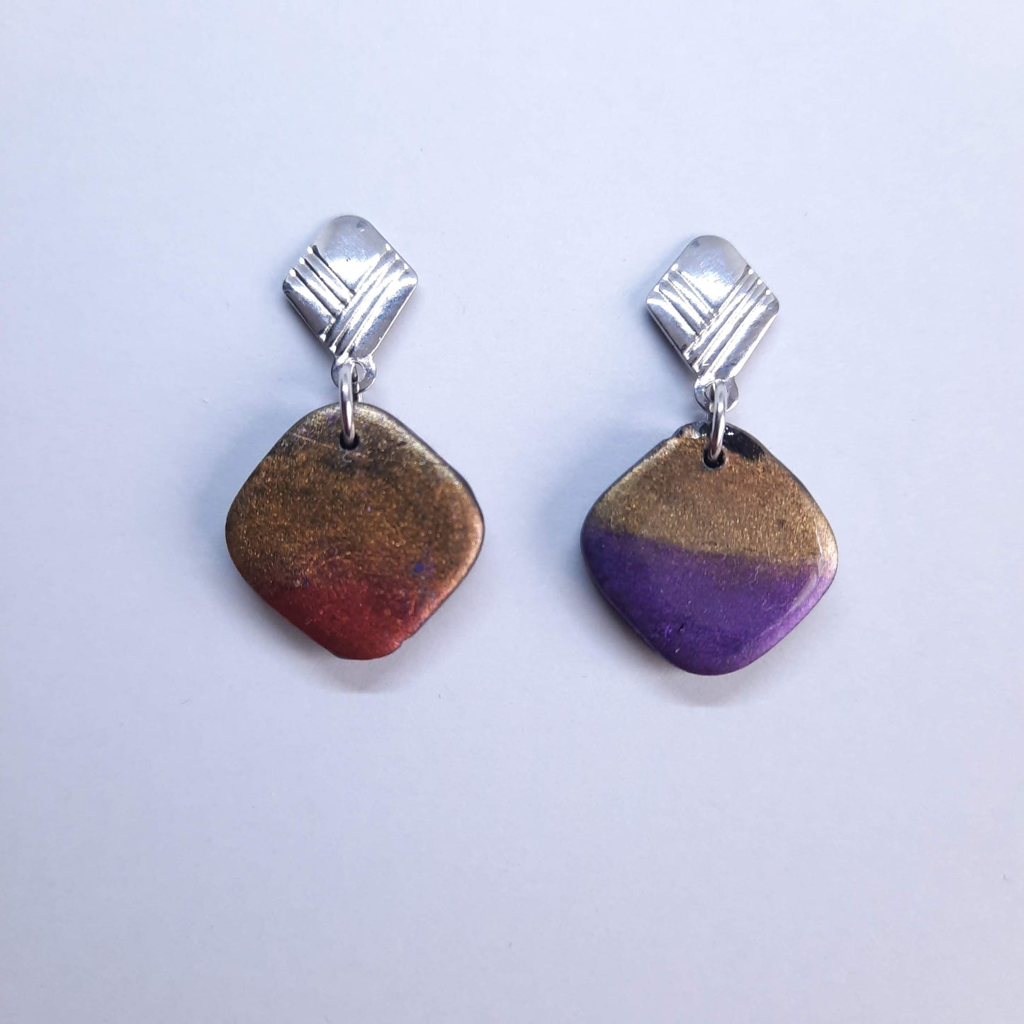 Pendientes Aura Pequeños Labradorita Violeta con Base Plateada
