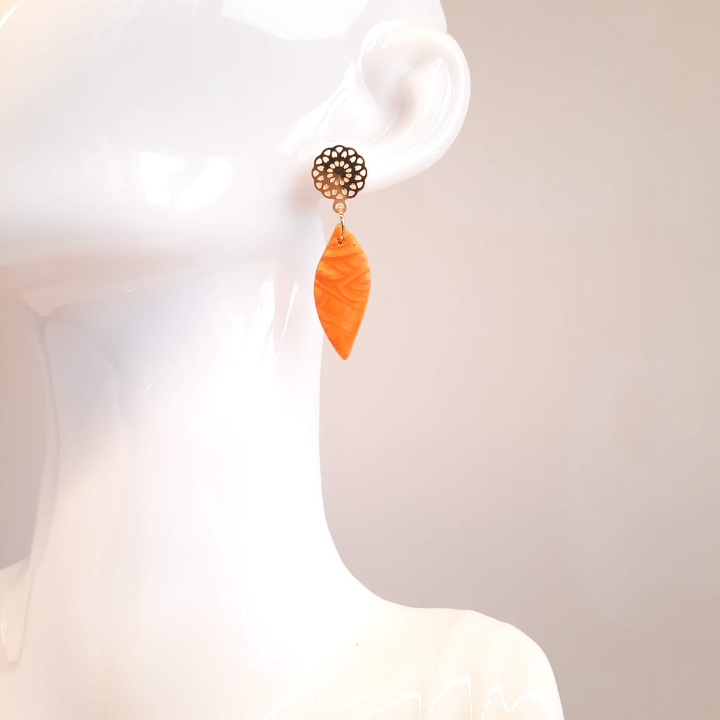 Pendientes Barcelona Naranja con Base Dorada