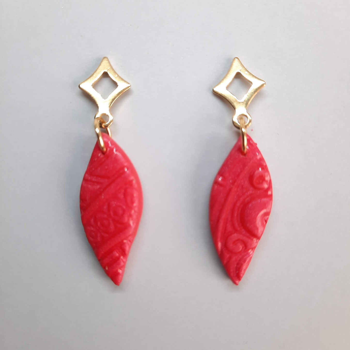 Pendientes Barcelona Rojos con Base Dorada