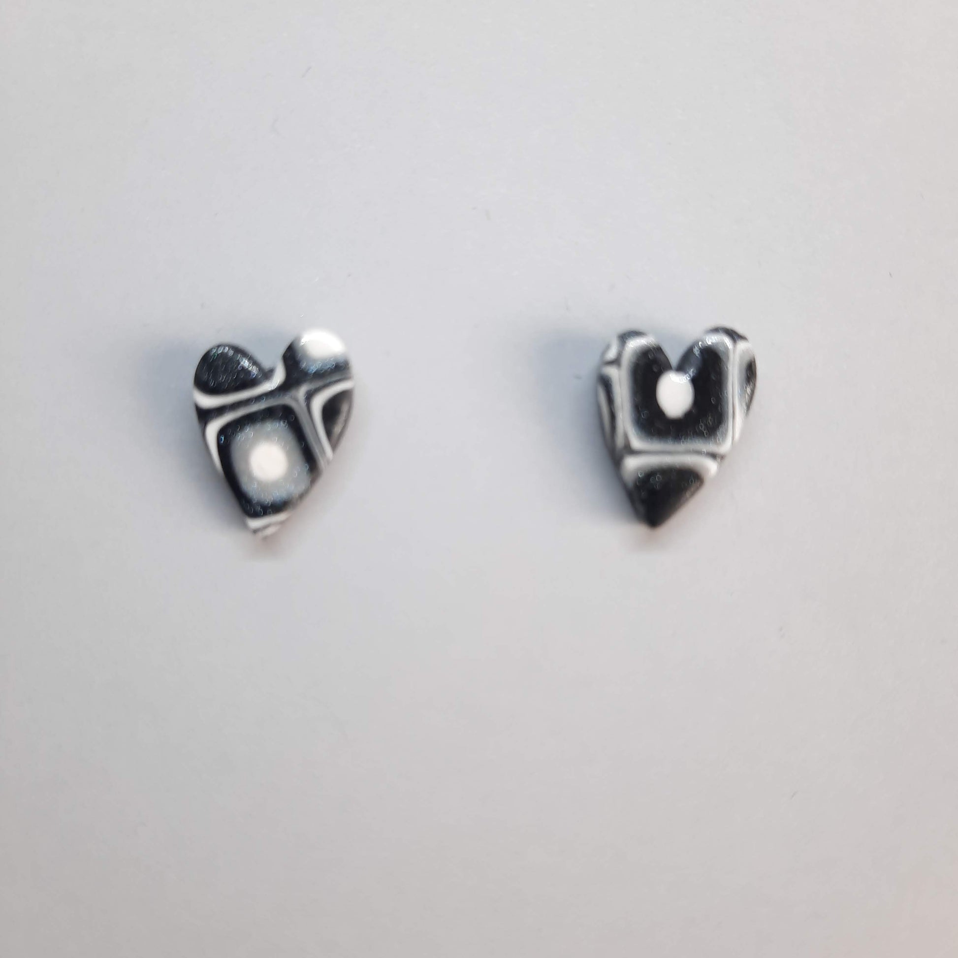 Pendientes Botón Corazón Pleno Negro Blanco