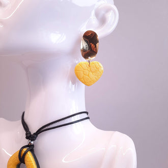 Pendientes Corazón Ancho Grandes Amarillos con Base Dorada