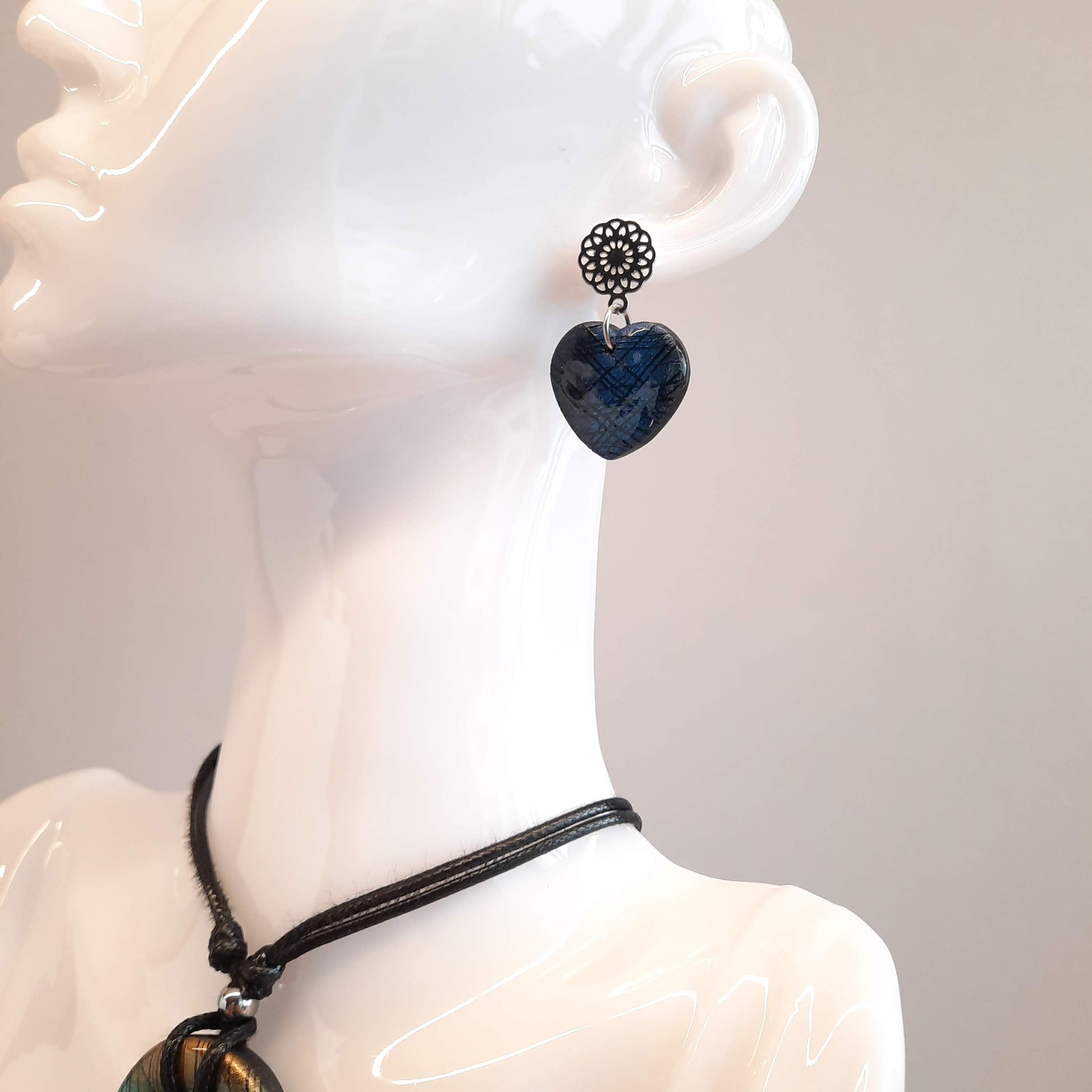 Pendientes Corazón Ancho Mediano Labradorita Azul con Base Acero