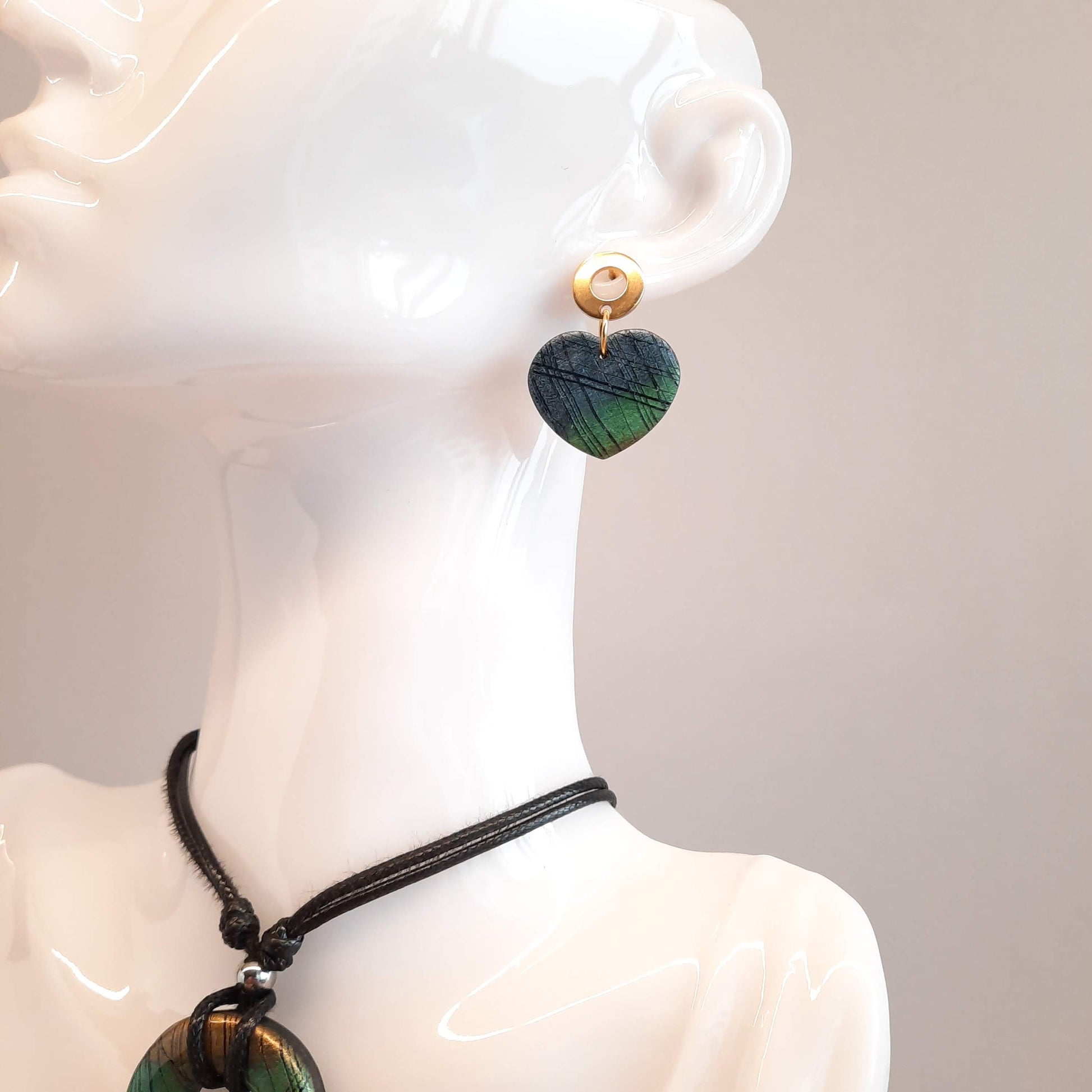 Pendientes Corazón Ancho Mediano Labradorita Azul con Base Dorada