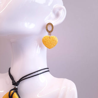 Pendientes Corazón Ancho Medianos Amarillos con Base Dorada y Strass