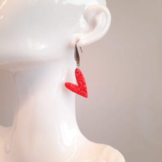 Pendientes Corazón Delgado Rosa Neon con Base Plateada