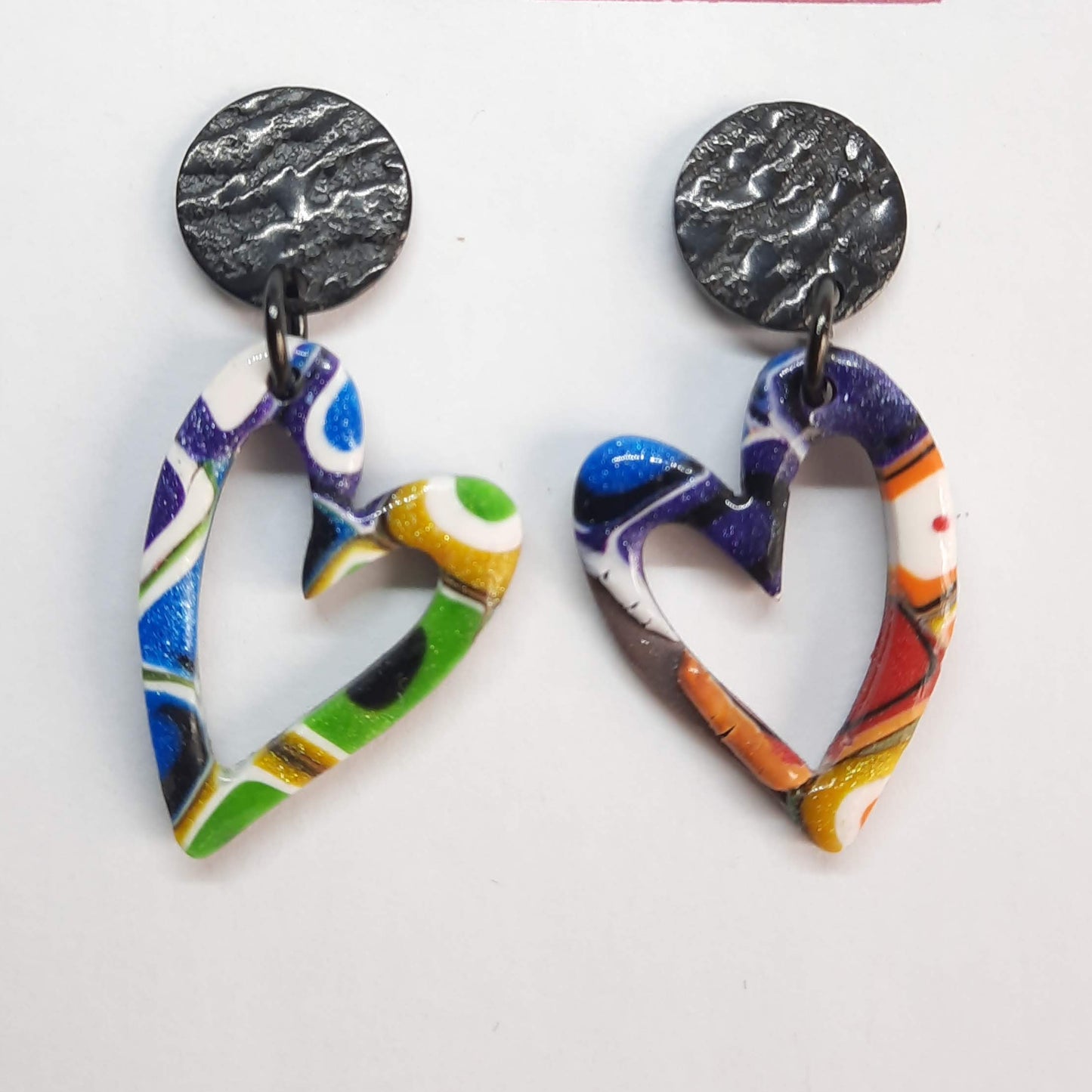 Pendientes Corazón Hueco Arcoíris con Base negra