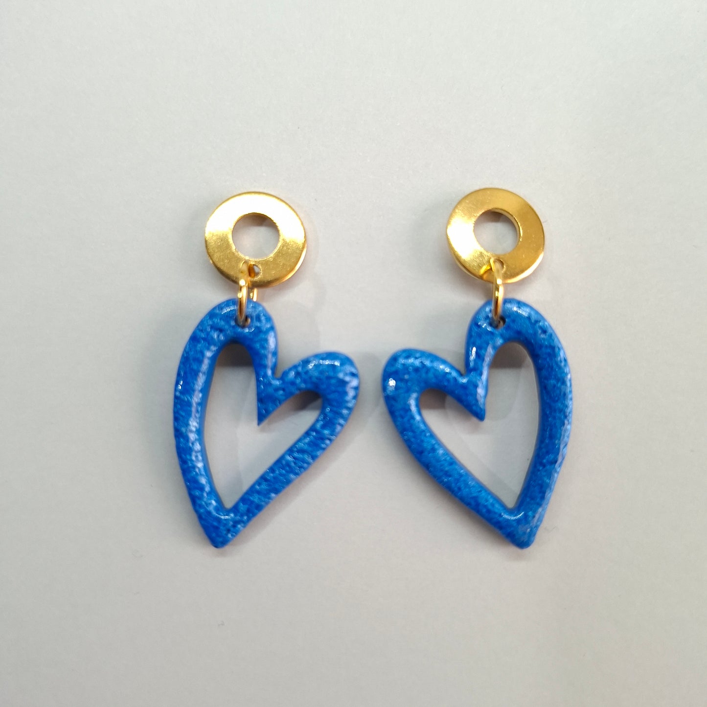 Pendientes Corazón Hueco Azul con Base Dorada