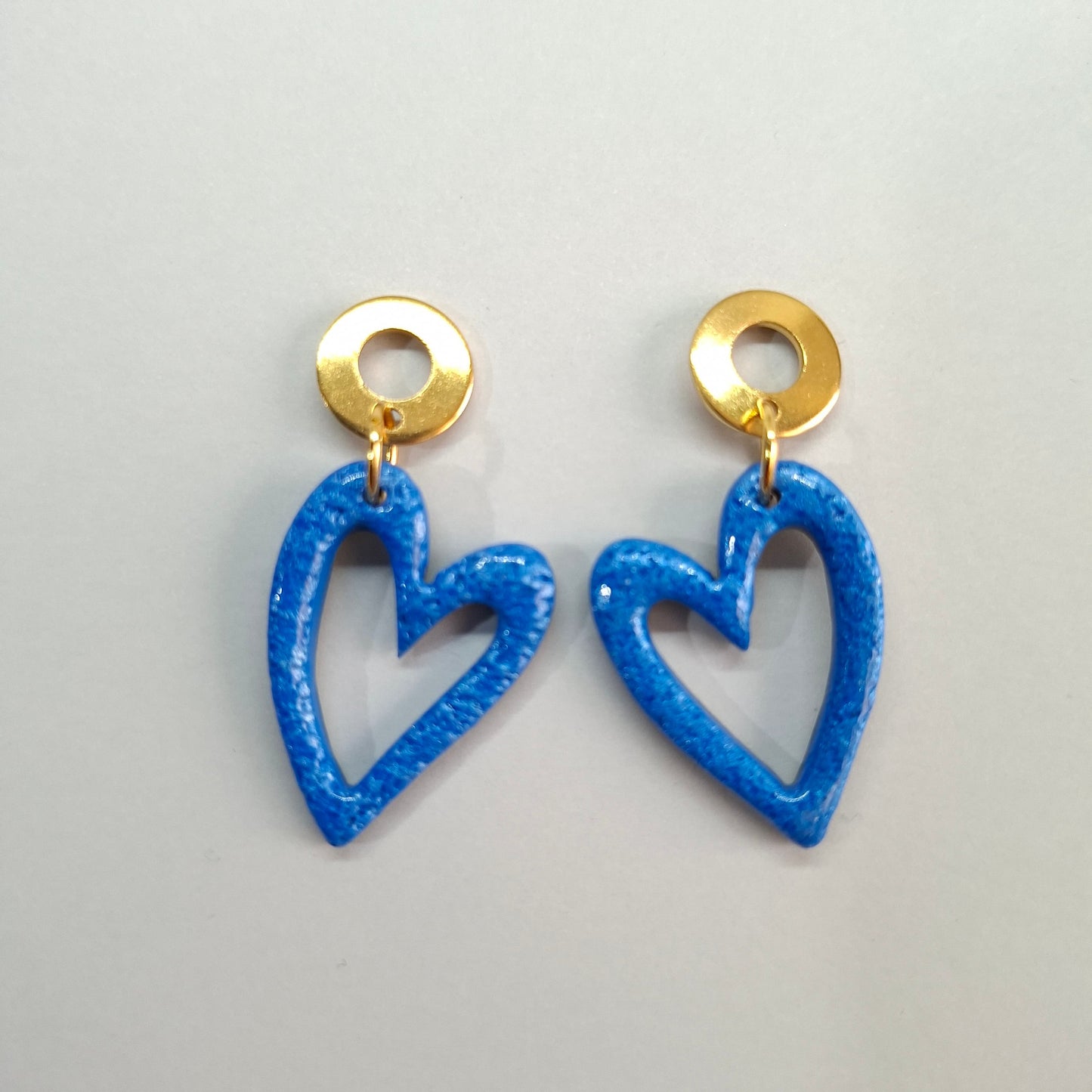 Pendientes Corazón Hueco Azul con Base Dorada