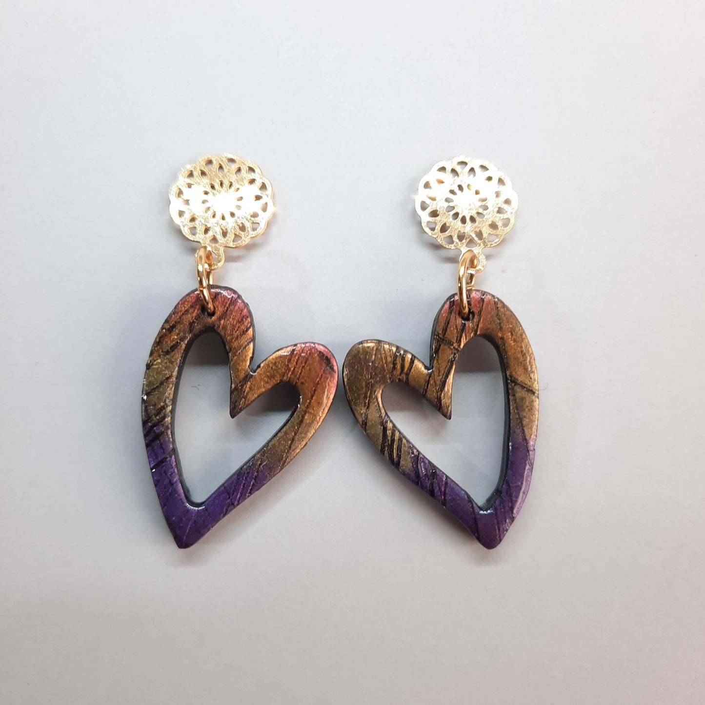 Pendientes Corazón Hueco Labradorita Violeta con Base Dorada