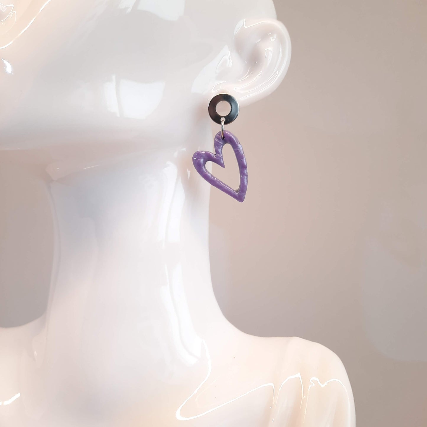 Pendientes Corazón Hueco Lila con Base Plateada
