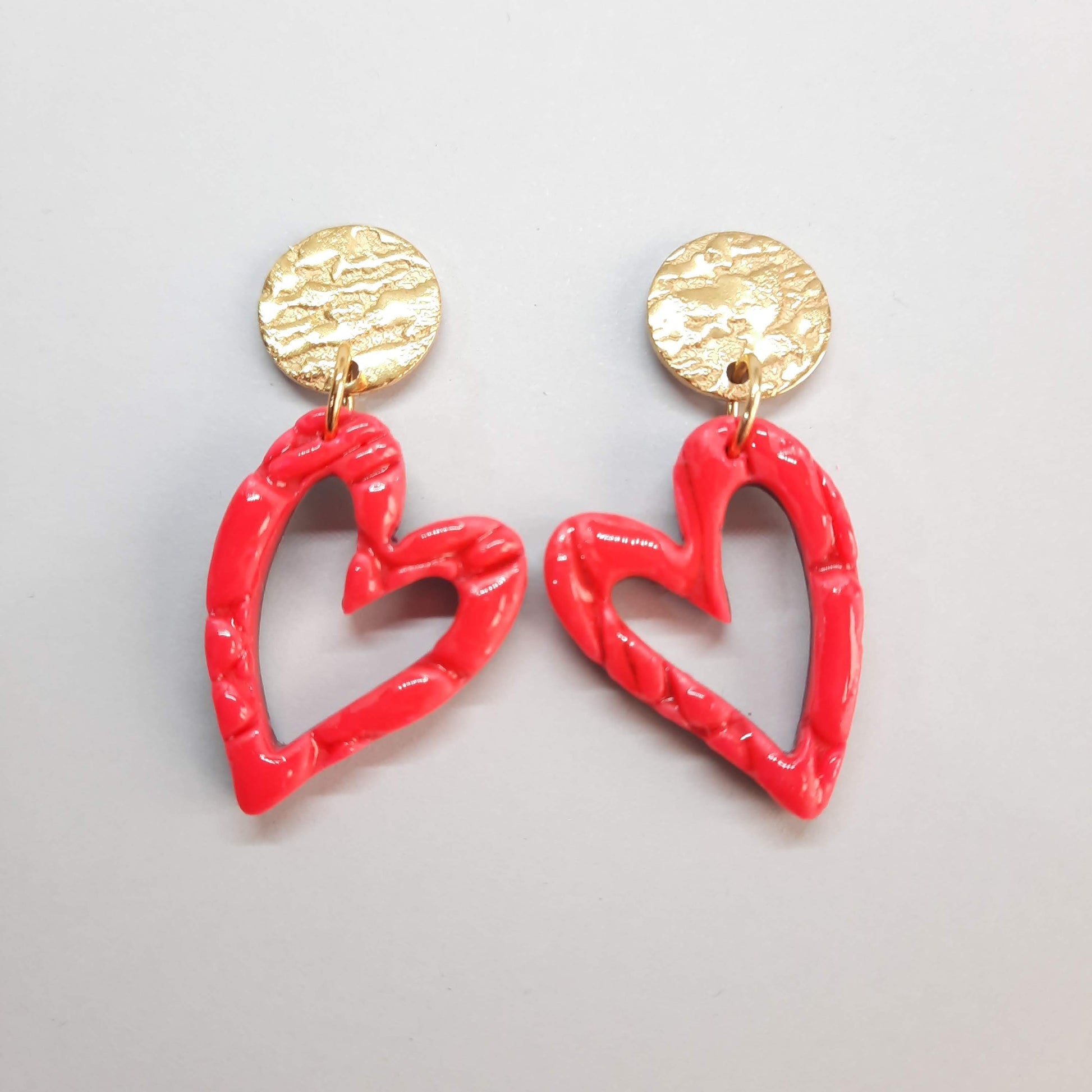 Pendientes Corazón Hueco Rosa Neon con Base Dorada