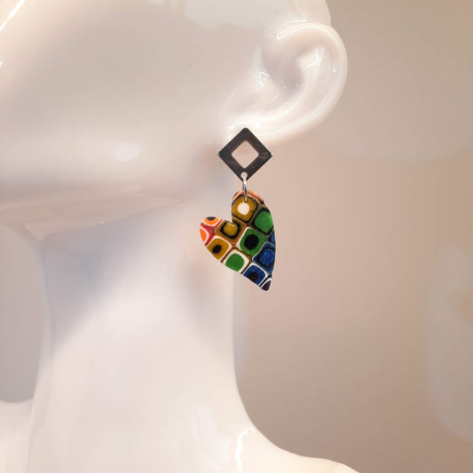 Pendientes Corazón Pleno Arcoíris Con Base Plateada