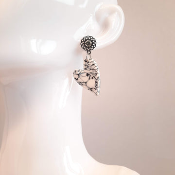 Pendientes Corazón Pleno Blanco Mármol con Base Plateada