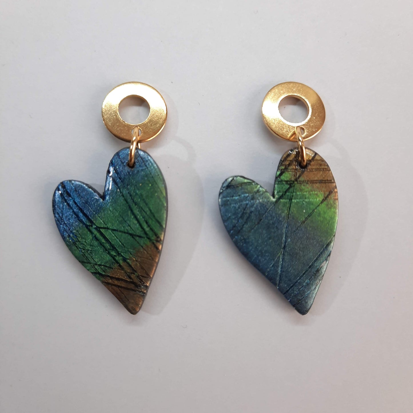 Pendientes Corazón Pleno Labradorita Azul con Base Dorada