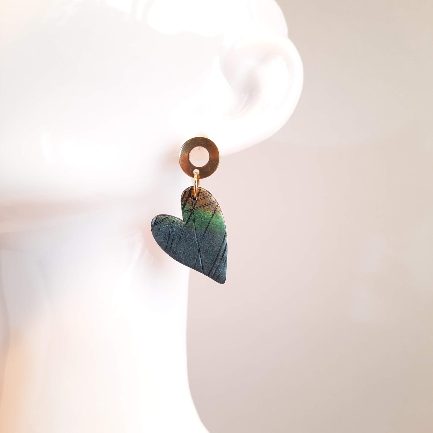 Pendientes Corazón Pleno Labradorita Azul con Base Dorada
