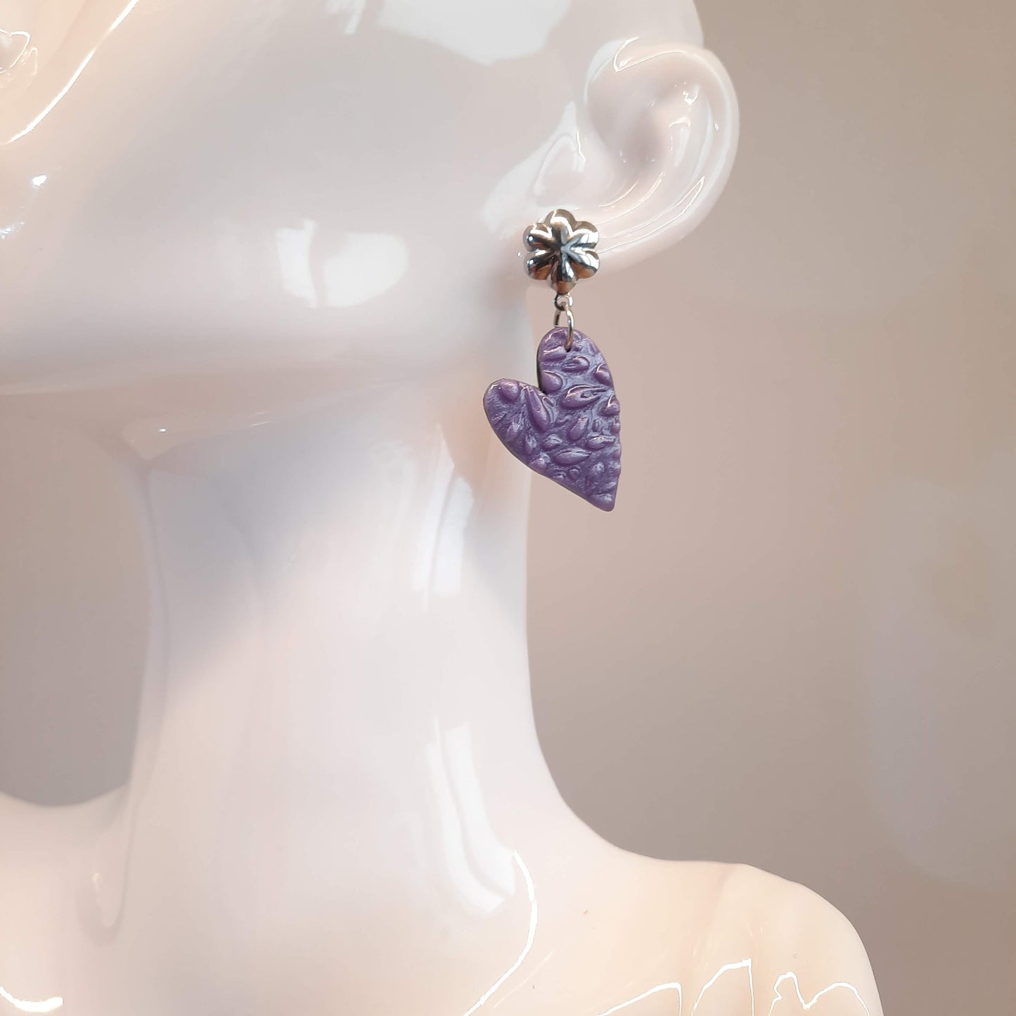 Pendientes Corazón Pleno Lila con Base Plateada